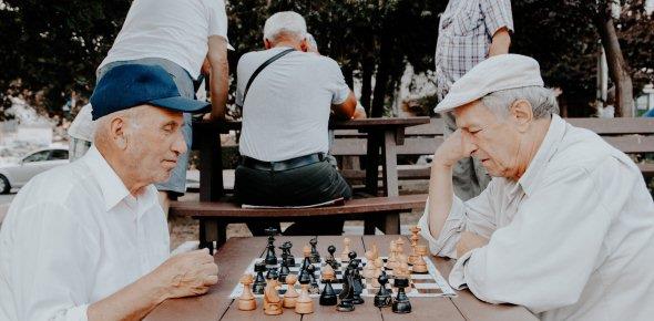 Кому положена Лужковская надбавка к пенсии в Москве?