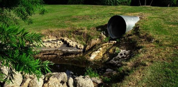 Сосед по даче сливает воду на ваш участок? Наш юрист знает, что делать