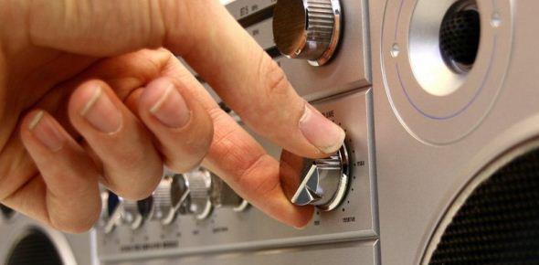 Сосед по даче громко слушает музыку? Наш юрист знает, что делать